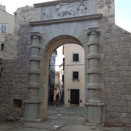Old Town Apartman *